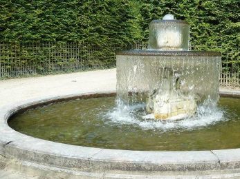Brunnen_2-Etagen_Versaille.jpg