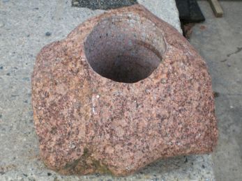 Pflanzfindling-rot+LochD16.jpg