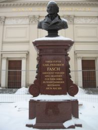 Fasch Denkmal Berlin Vorderansicht Tranas.jpg