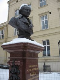 Fasch Denkmal Berlin Oberteil mit Bueste Tranas.jpg