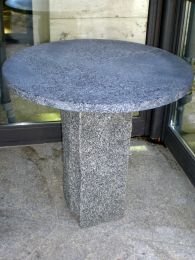 110TI-Tisch_rund-Hohwald_Diorit.JPG